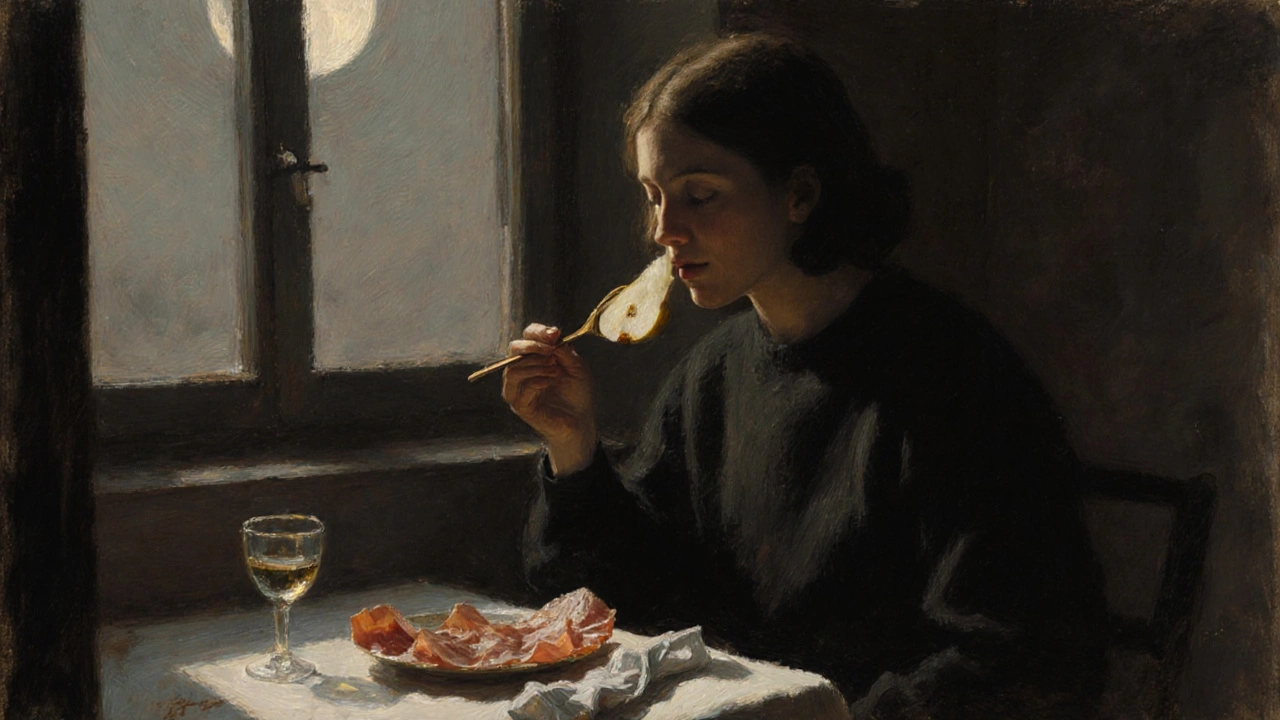 Osoba jedoucí kousek jamónu s hruškou v klidné, tiché prostředí.